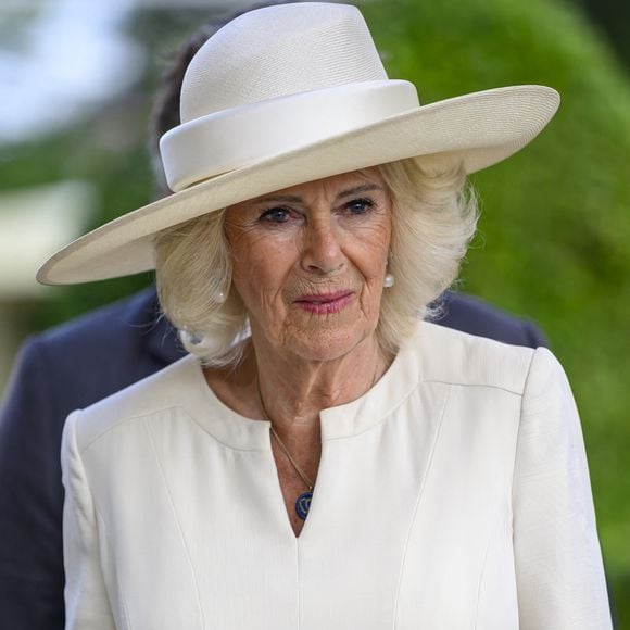 Pourquoi Camilla Parker Bowles disparaît temporairement de la scène royale ?