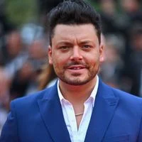 Kev Adams : à 34 ans, roi du business grâce à son père investisseur