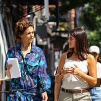 Suri Cruise retrouve Katie Holmes sur le tournage de Happy Hours – Ressemblance frappante