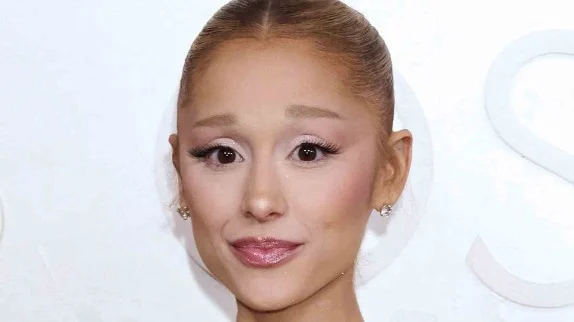 Ariana Grande rejoint la saga culte "Mon beau-père" avec Robert De Niro
