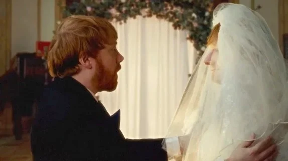 Ed Sheeran retrouve Rupert Grint dans un clip délirant et nostalgique